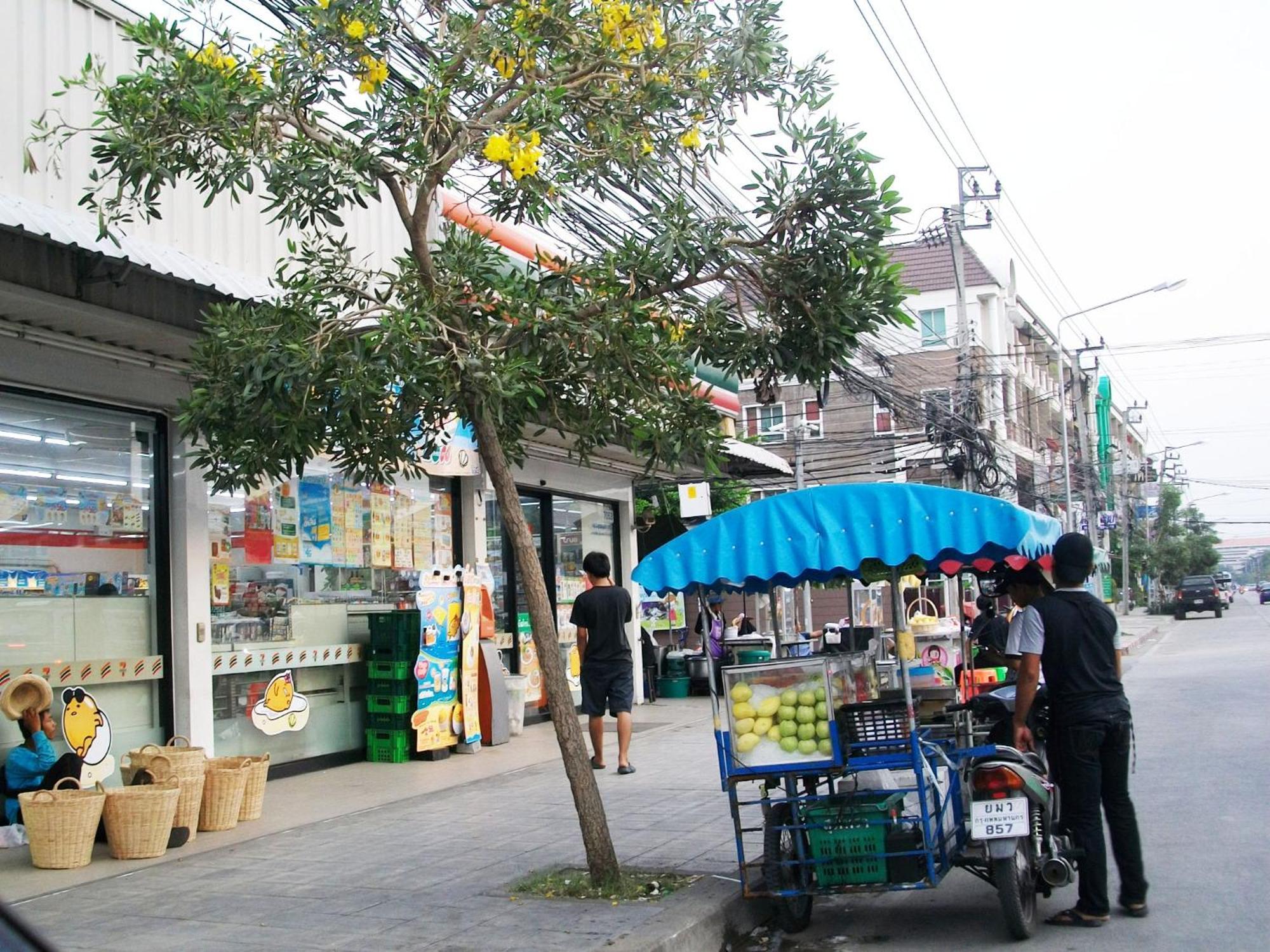 A Joy House - Kaset Nawamin City Bangkok Bagian luar foto
